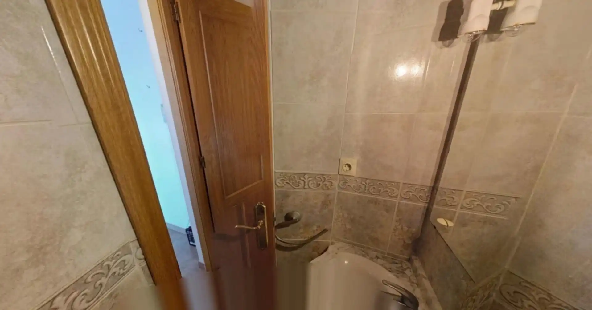 Bany de Planta baixa en venda en Montcada i Reixac amb Balcó