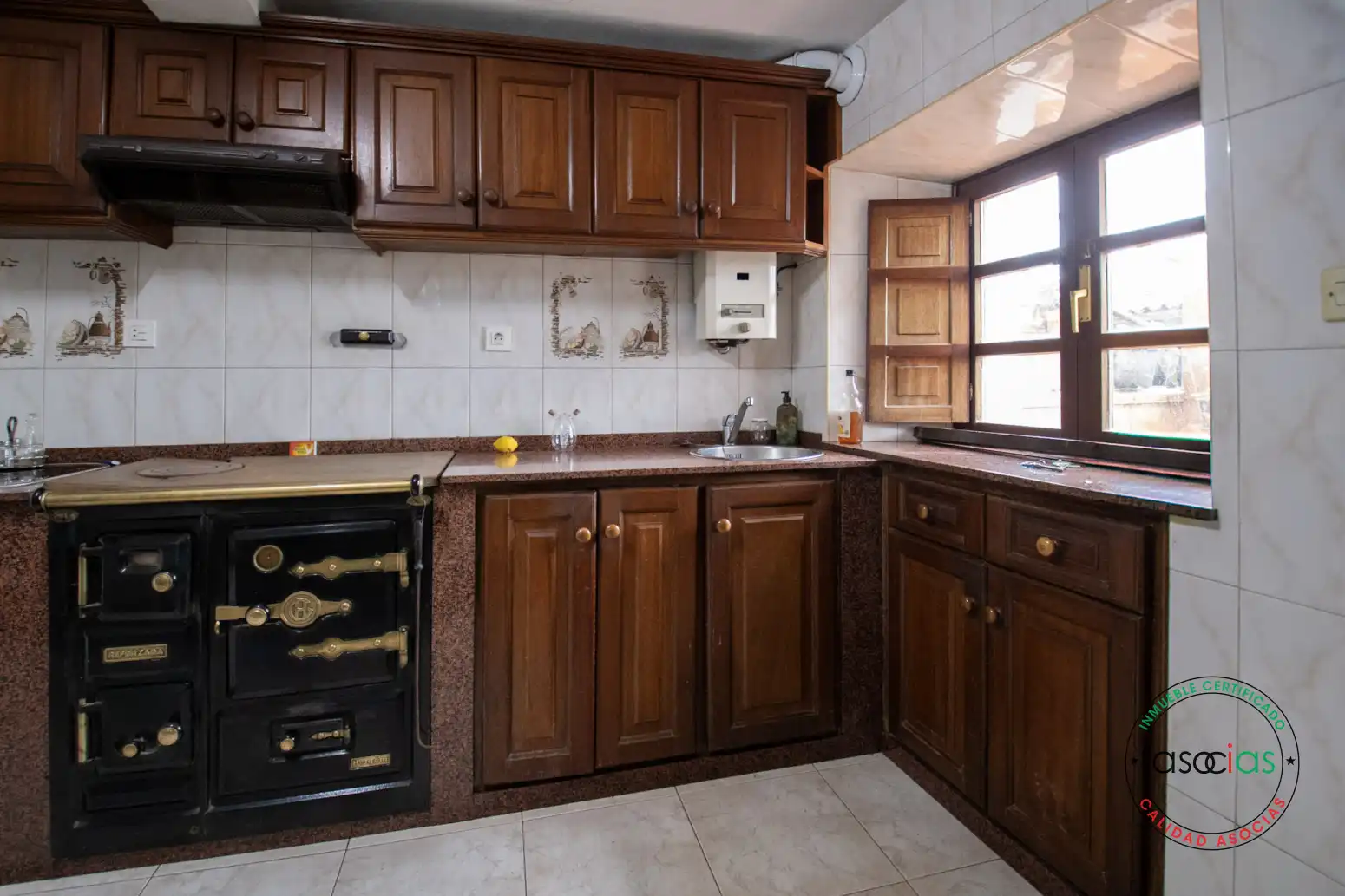Cuina de Casa adosada en venda en Villaviciosa amb Calefacció