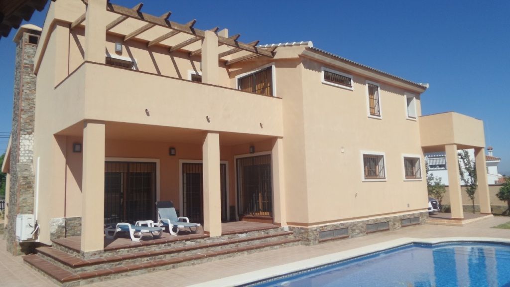 Vista exterior de Casa o xalet de lloguer en Alhaurín de la Torre amb Aire condicionat, Jardí privat i Terrassa