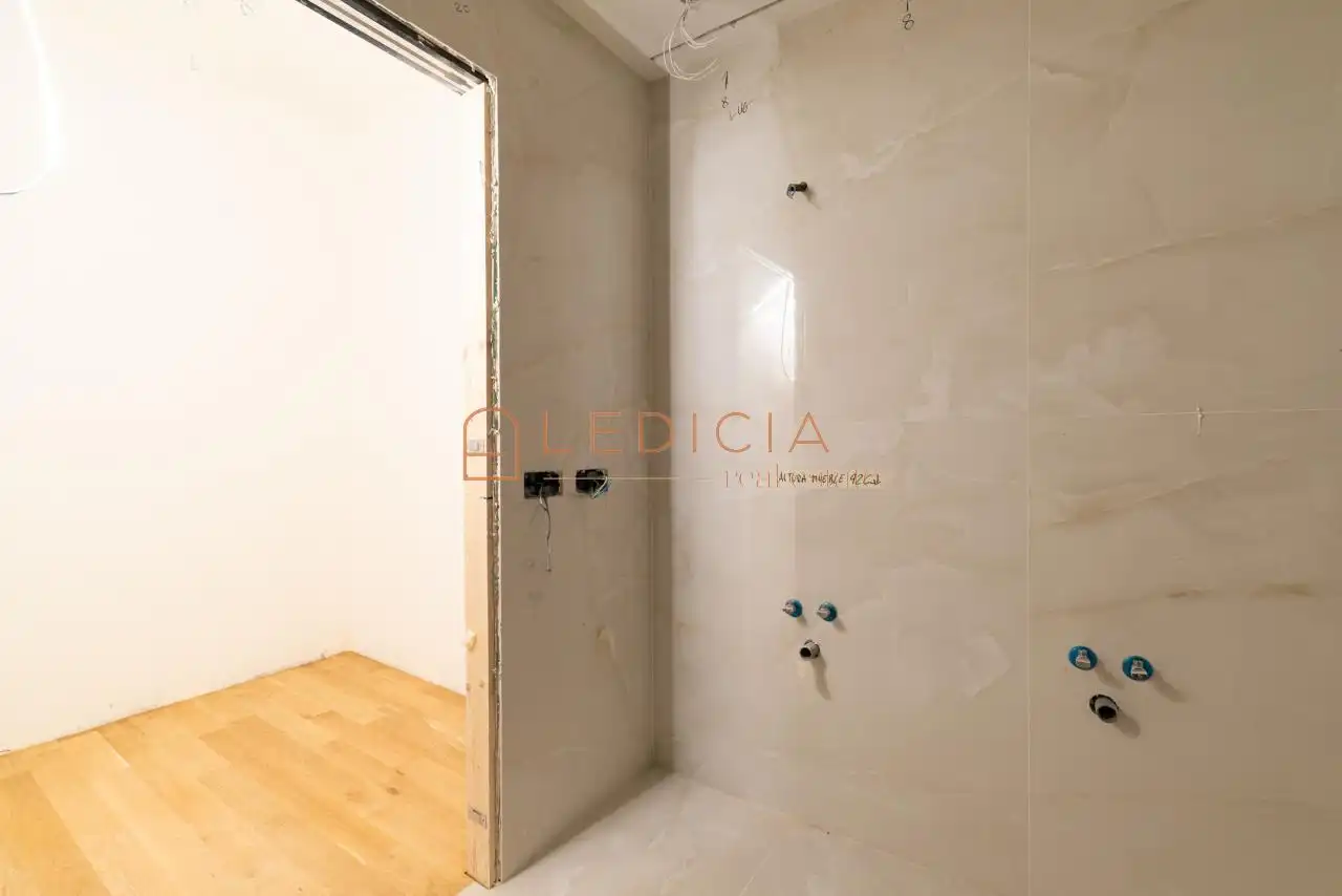 Bathroom of Flat for sale in Vigo   with Heating, Terrace and Furnished