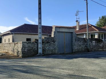 Casa rústica amb balcó en venda a Nogueira de Ramuín
