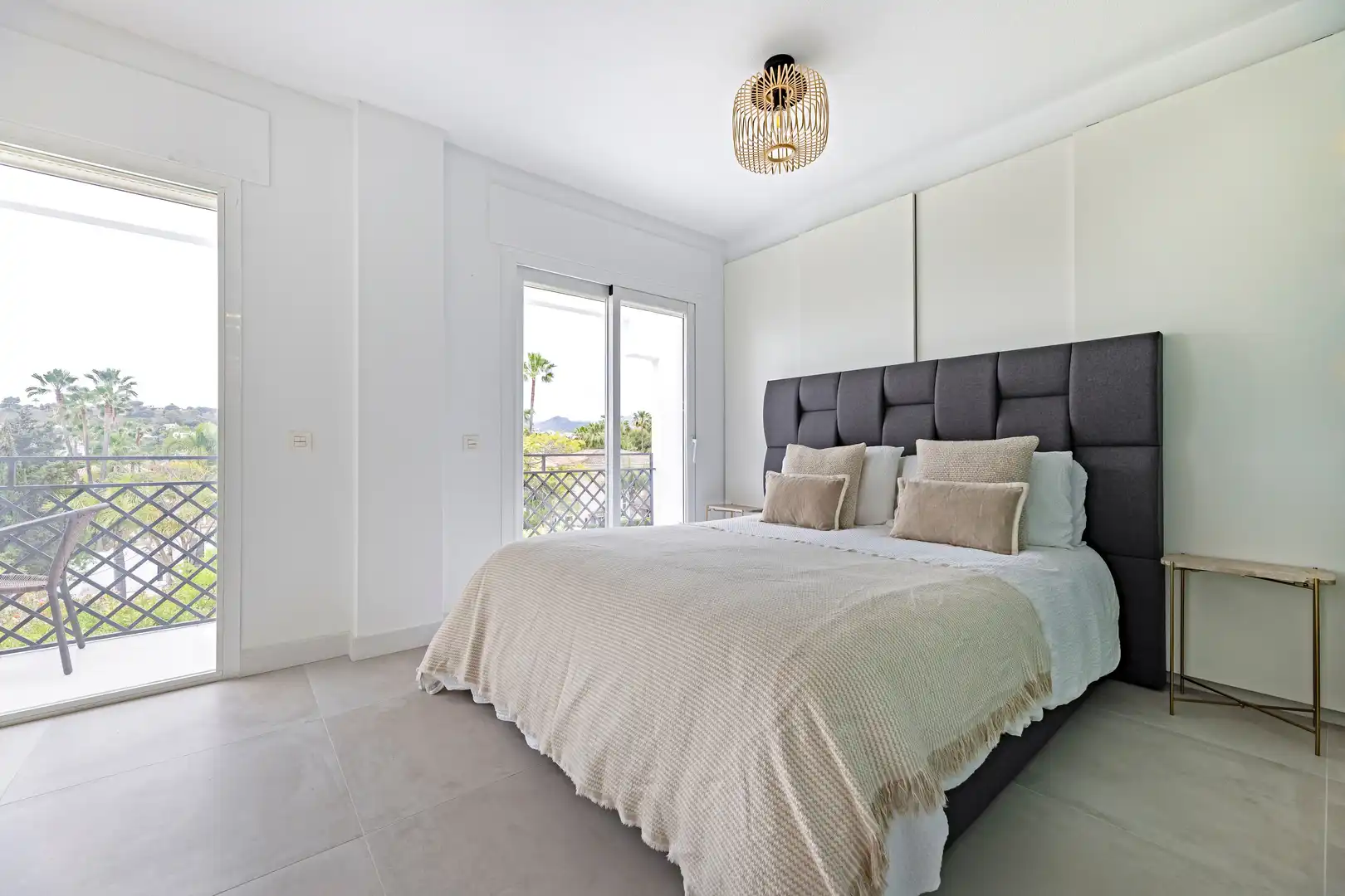 Dormitori de Casa adosada en venda en Marbella amb Aire condicionat, Jardí privat i Terrassa