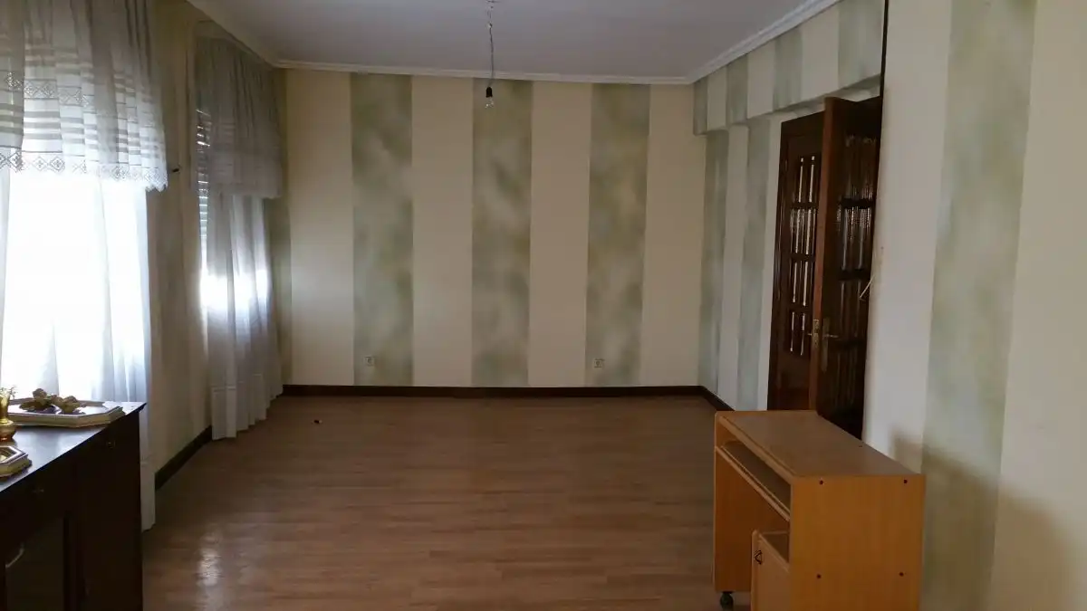 Sala d'estar de Casa o xalet en venda en Miranda de Ebro amb Traster