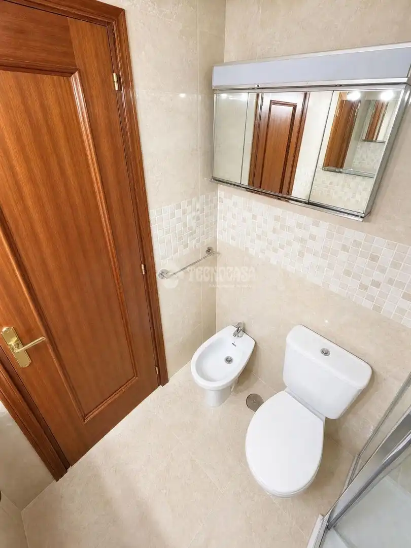 Bathroom of Flat for sale in Madrid  with Air Conditioner, Heating and Balcony