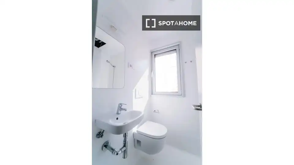 Bathroom of Flat for rent in Madrid  with Air Conditioner, Heating and Furnished