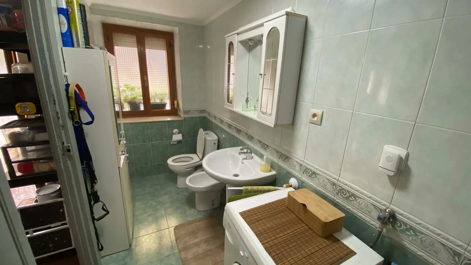 Badezimmer von Einfamilien-Reihenhaus zum Verkauf in San Martín del Rey Aurelio mit Privatgarten, Terrasse und Möbliert