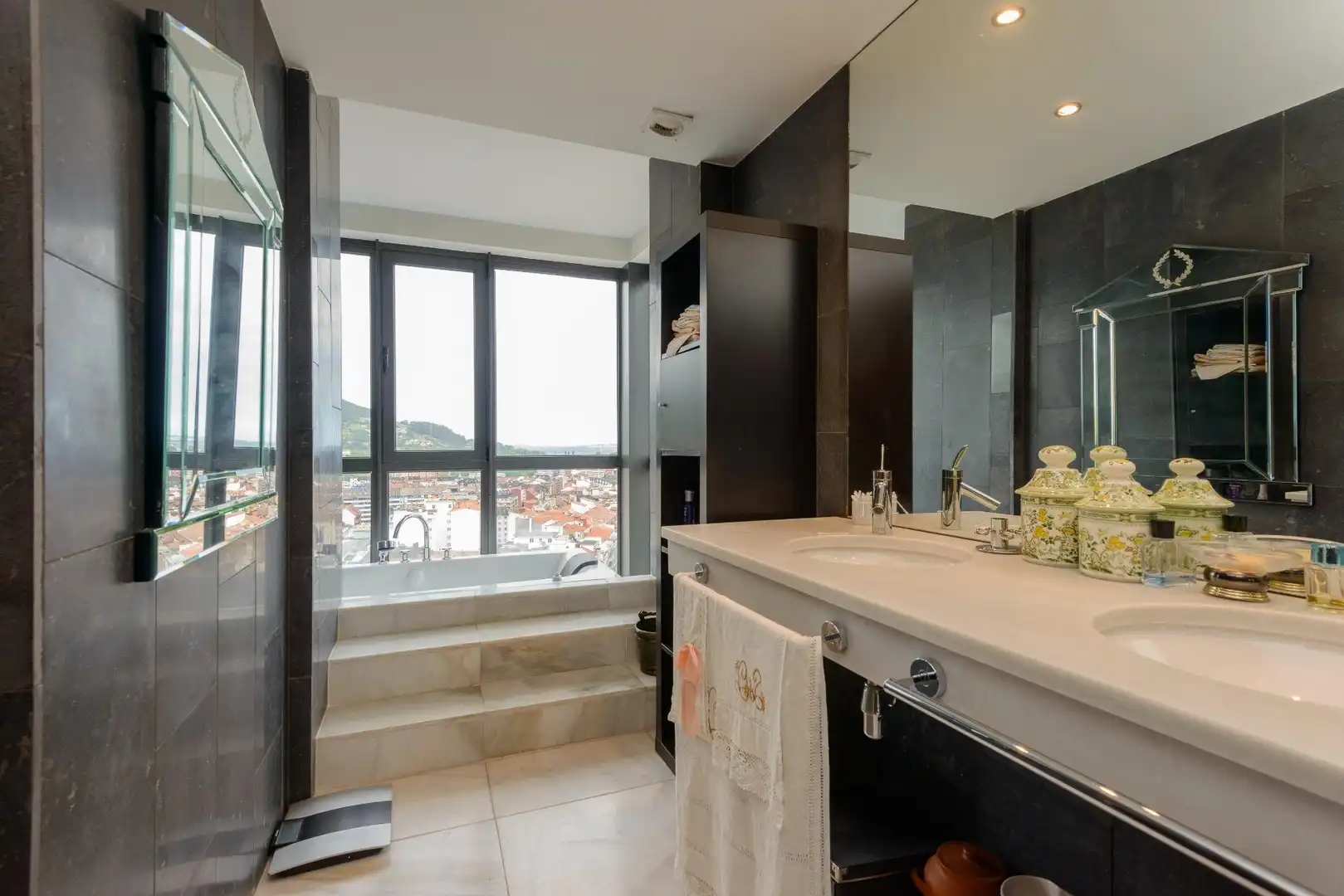 Bathroom of Flat for sale in Oviedo   with Heating and Jacuzzi