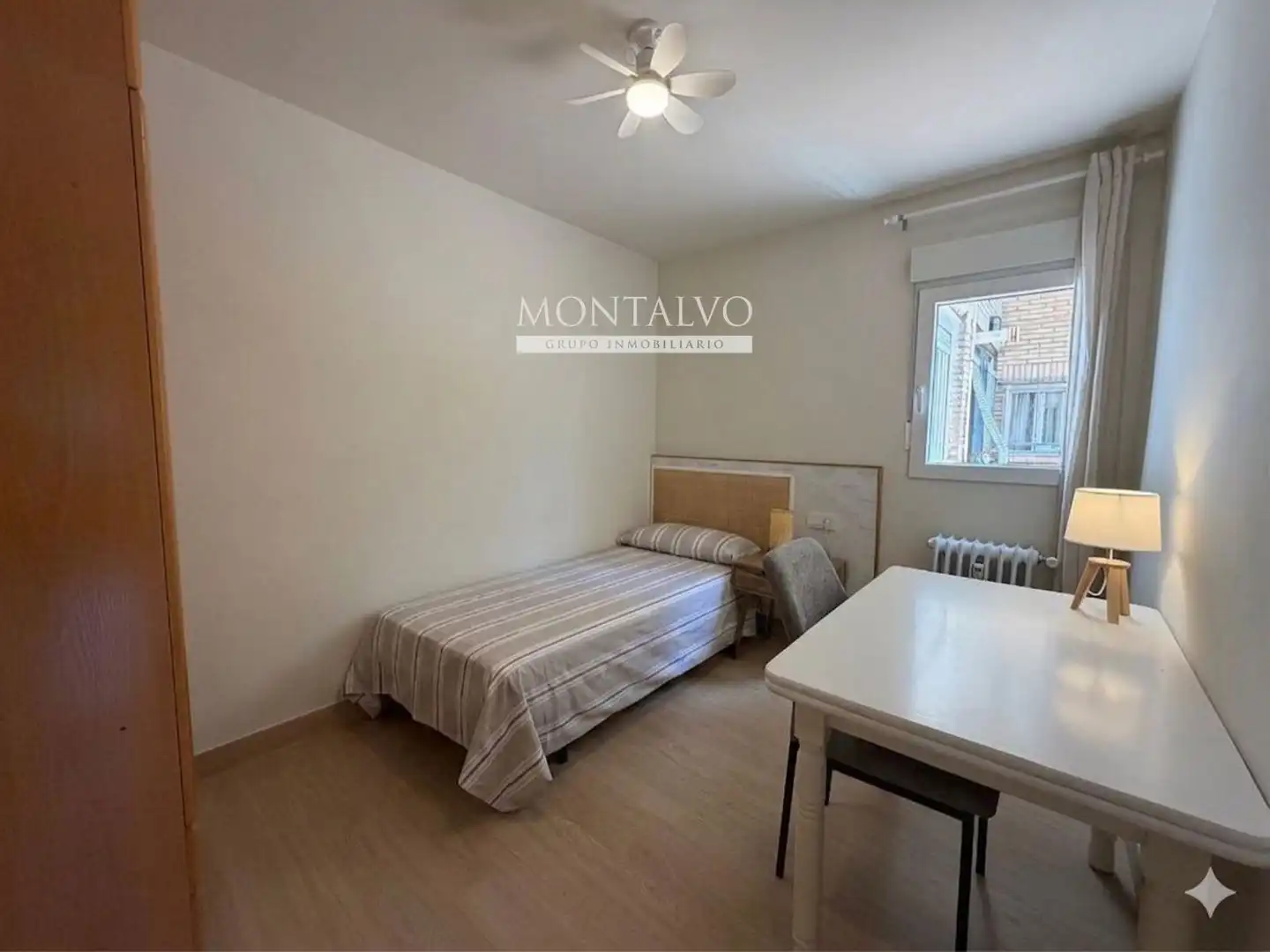 Habitación de Piso de alquiler en Granada con Lavadora, Microondas y TV