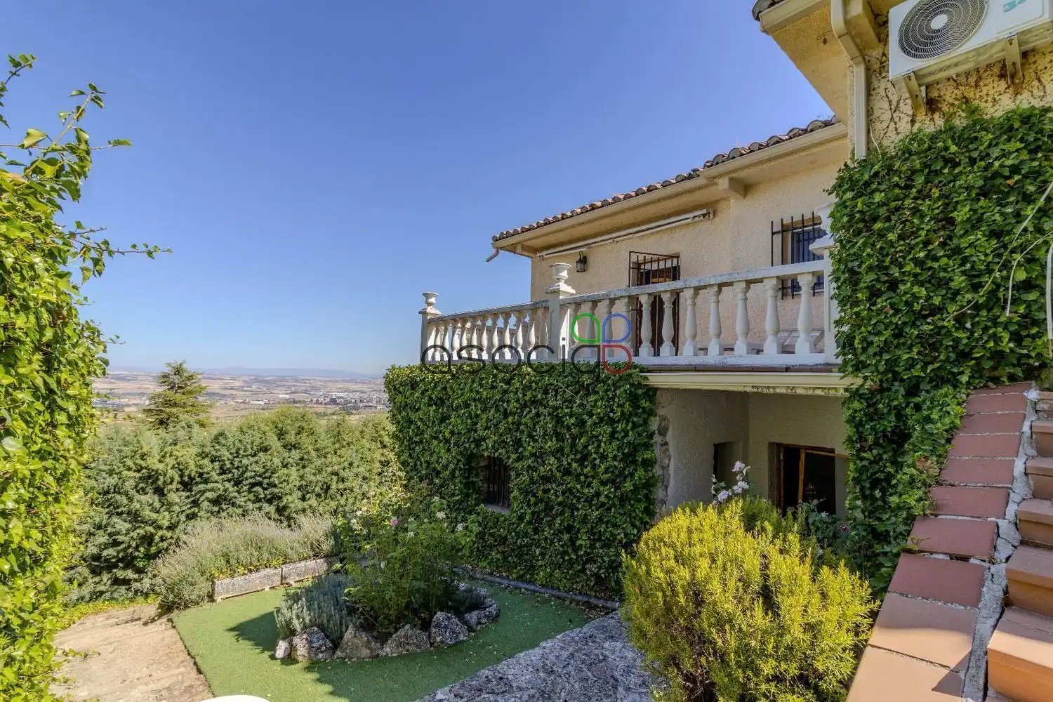 Vista exterior de Casa o xalet en venda en Guadalajara Capital amb Aire condicionat, Calefacció i Terrassa