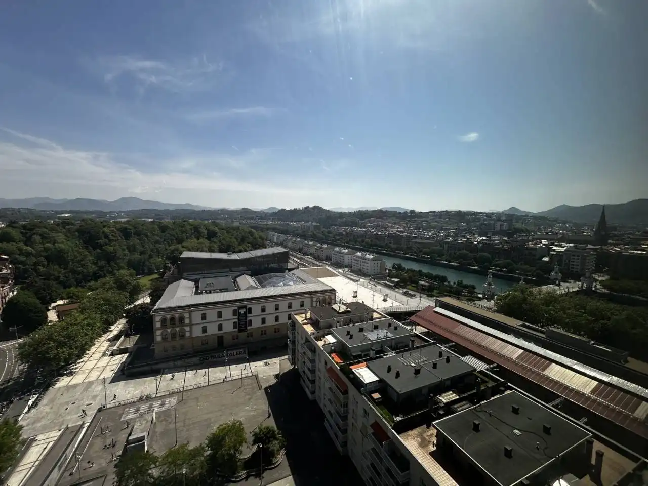 Vista exterior de Pis en venda en Donostia - San Sebastián  amb Calefacció, Traster i Alarma