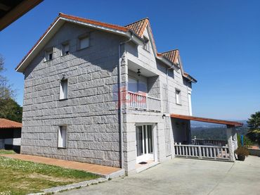 Detached house with balcony for sale in Toén