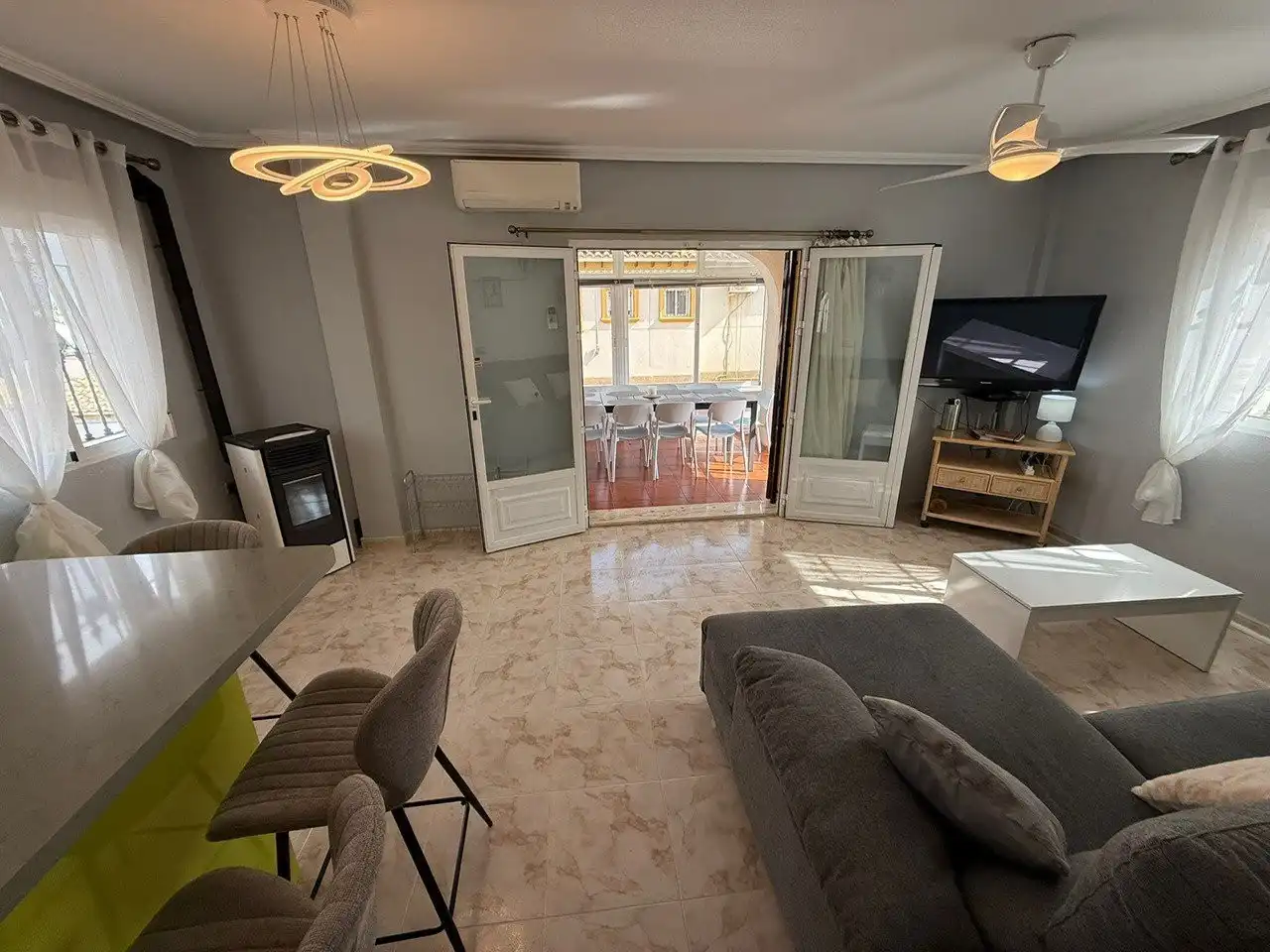Sala d'estar de Casa o xalet en venda en Orihuela amb Calefacció, Terrassa i Piscina