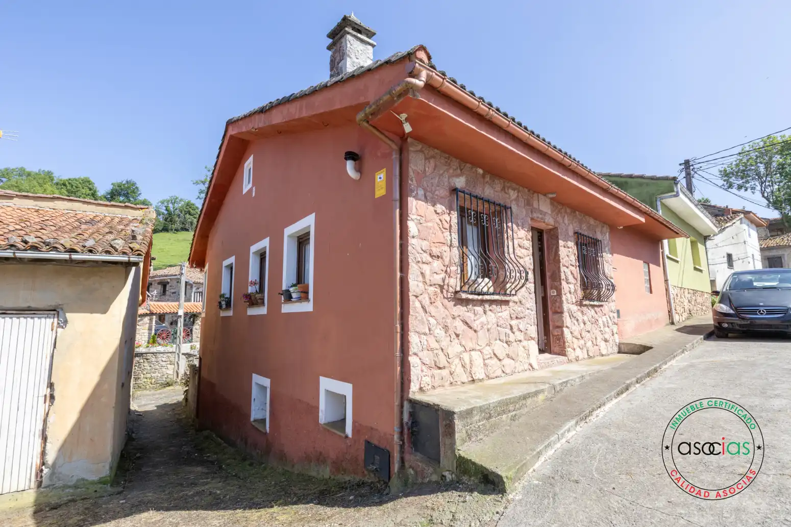 Außenansicht von Einfamilien-Reihenhaus zum Verkauf in Proaza mit Heizung und Abstellraum