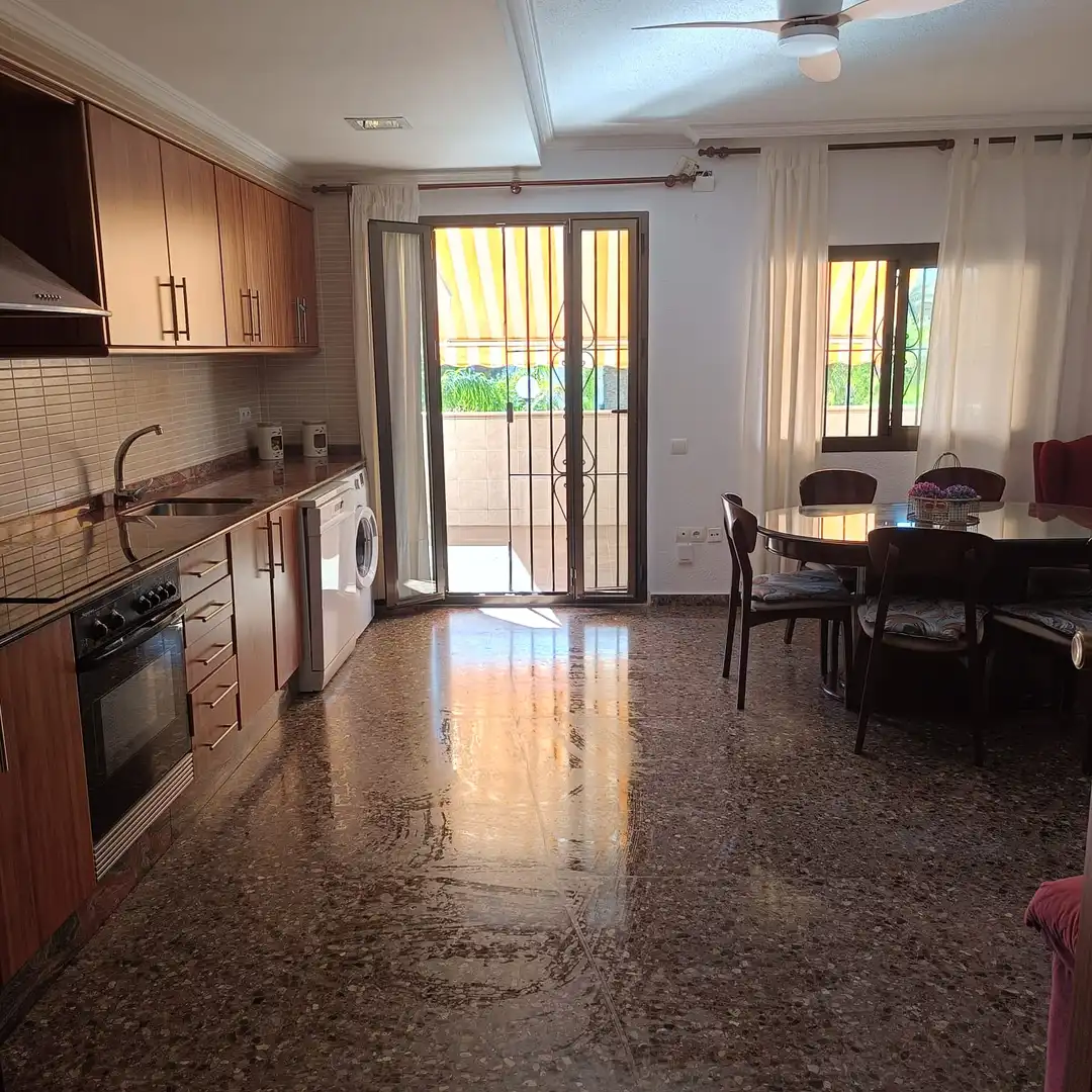 Cocina de Apartamento de alquiler en La Pobla de Farnals con Aire acondicionado, Calefacción y Jardín privado