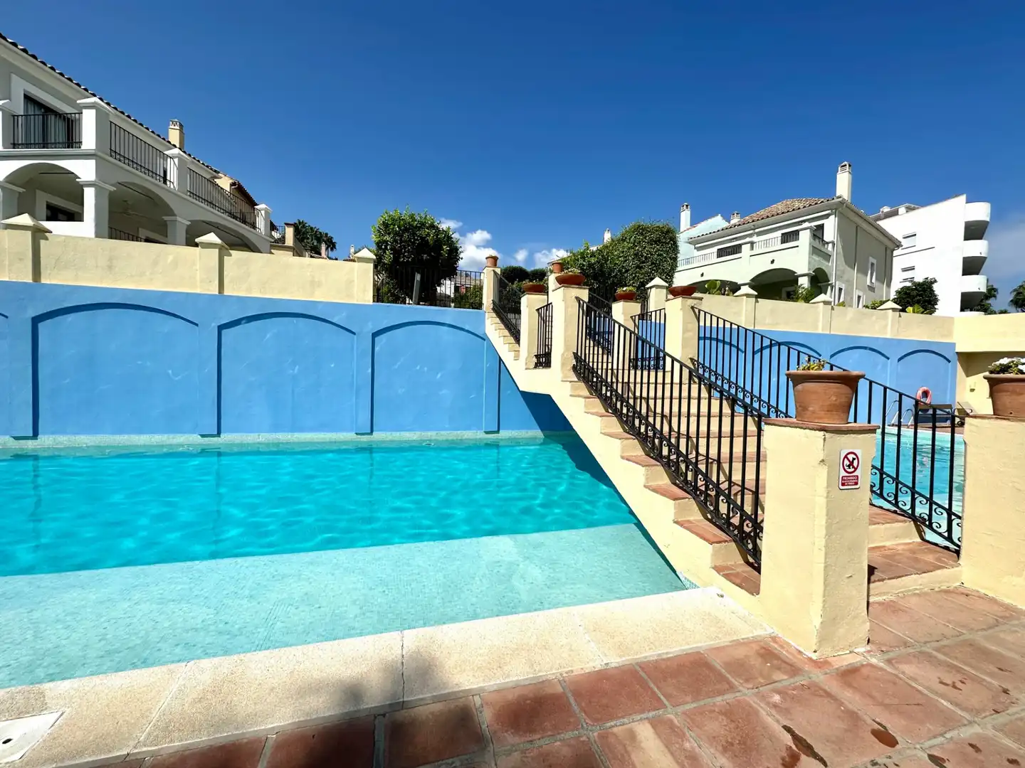 Schwimmbecken von Einfamilien-Reihenhaus zum Verkauf in Marbella mit Klimaanlage, Privatgarten und Terrasse