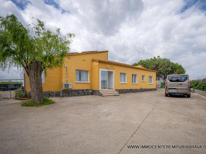 Vista exterior de Casa o xalet en venda en Empuriabrava amb Aire condicionat, Calefacció i Jardí privat