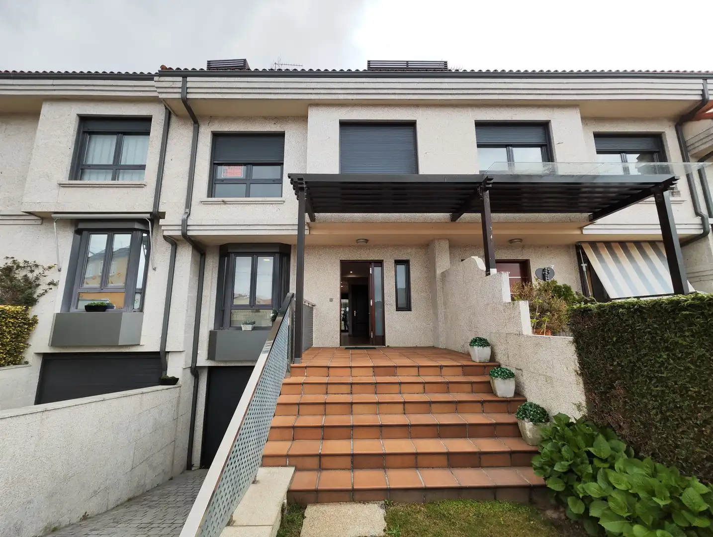 Vista exterior de Casa adosada en venta en Vigo  con Jardín privado, Parquet y Terraza
