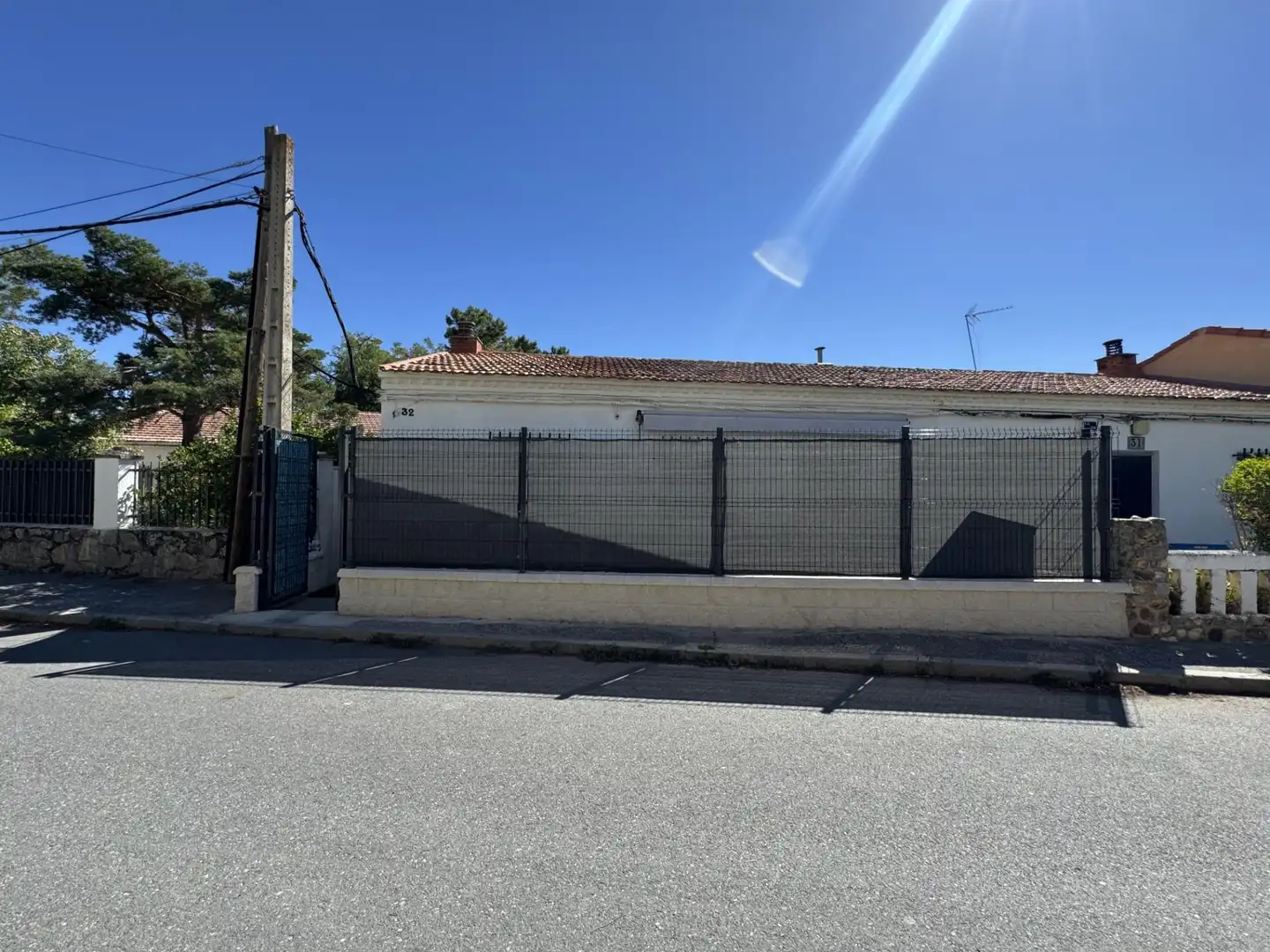 Vista exterior de Casa adosada en venda en Sanchidrián amb Parquet, Moblat i Piscina comunitària