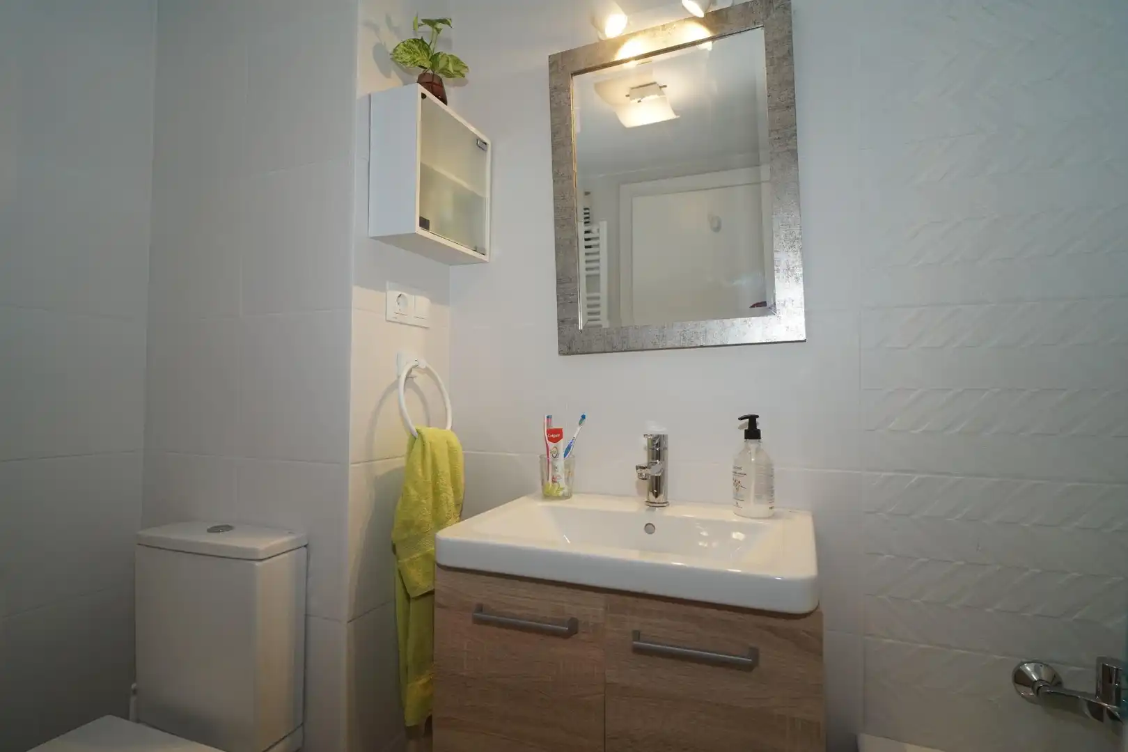 Badezimmer von Wohnung zur Miete in Santa Cruz de Bezana mit Parkett
