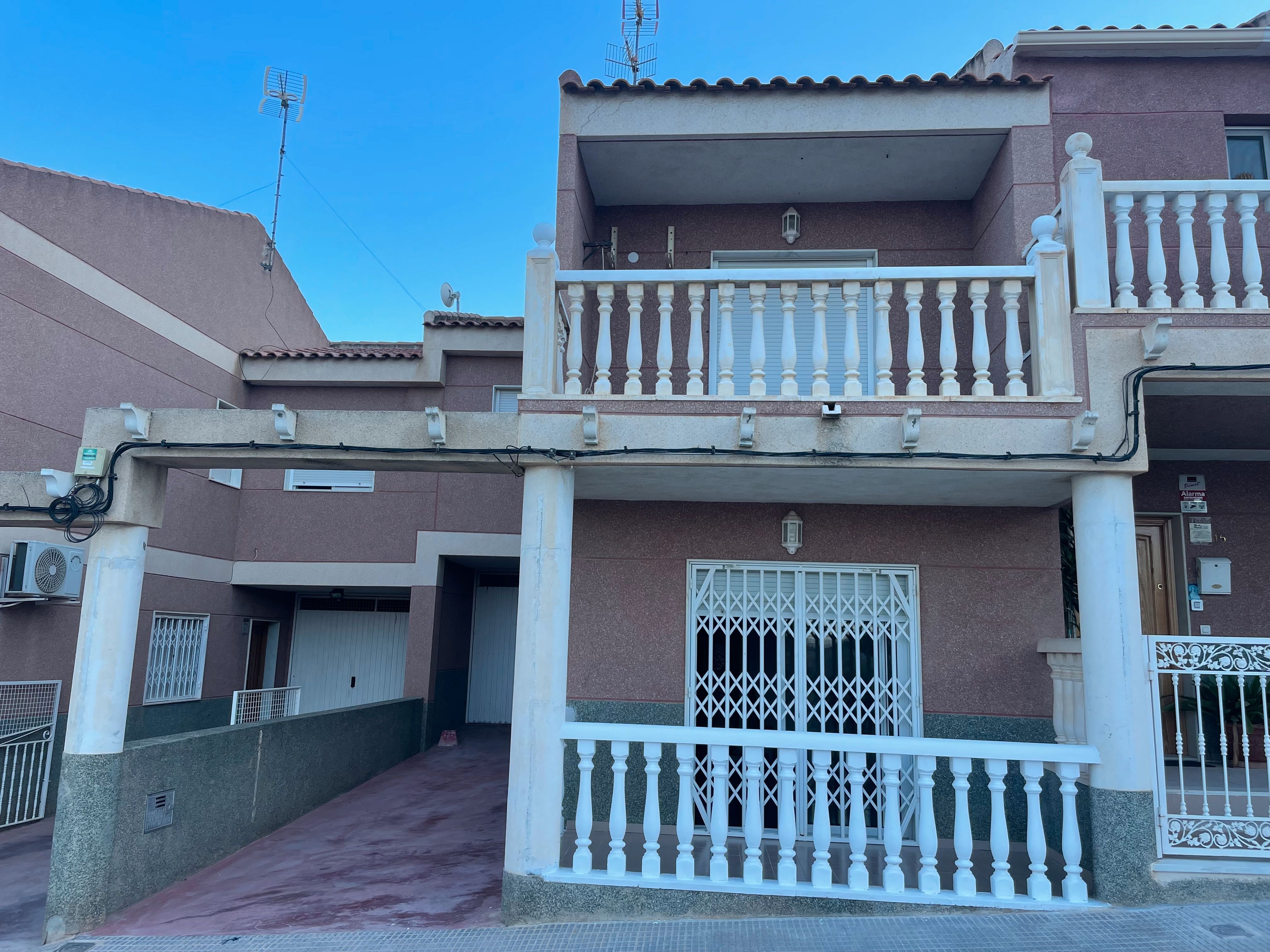 Vista exterior de Casa adosada en venda en Orihuela amb Balcó