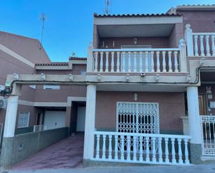 Vista exterior de Casa adosada en venda en Orihuela amb Balcó