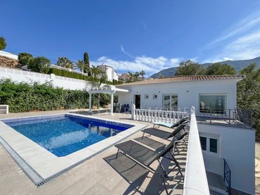 Villa mit Pool zum Verkauf in Calle Rosella