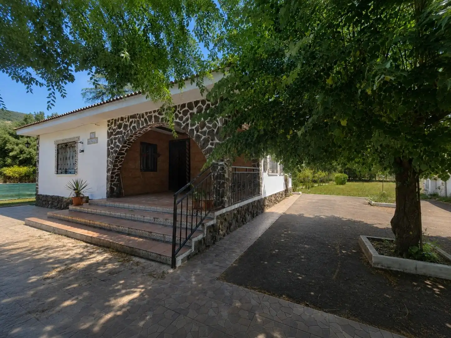 Vista exterior de Casa o chalet en venta en Casas del Castañar con Jardín privado, Trastero y Piscina