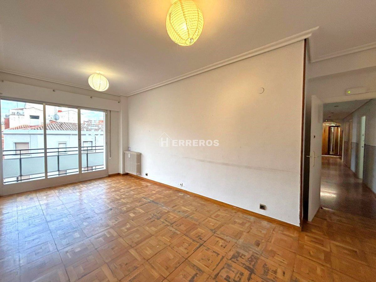 Sala d'estar de Pis en venda en  Logroño amb Calefacció, Parquet i Terrassa