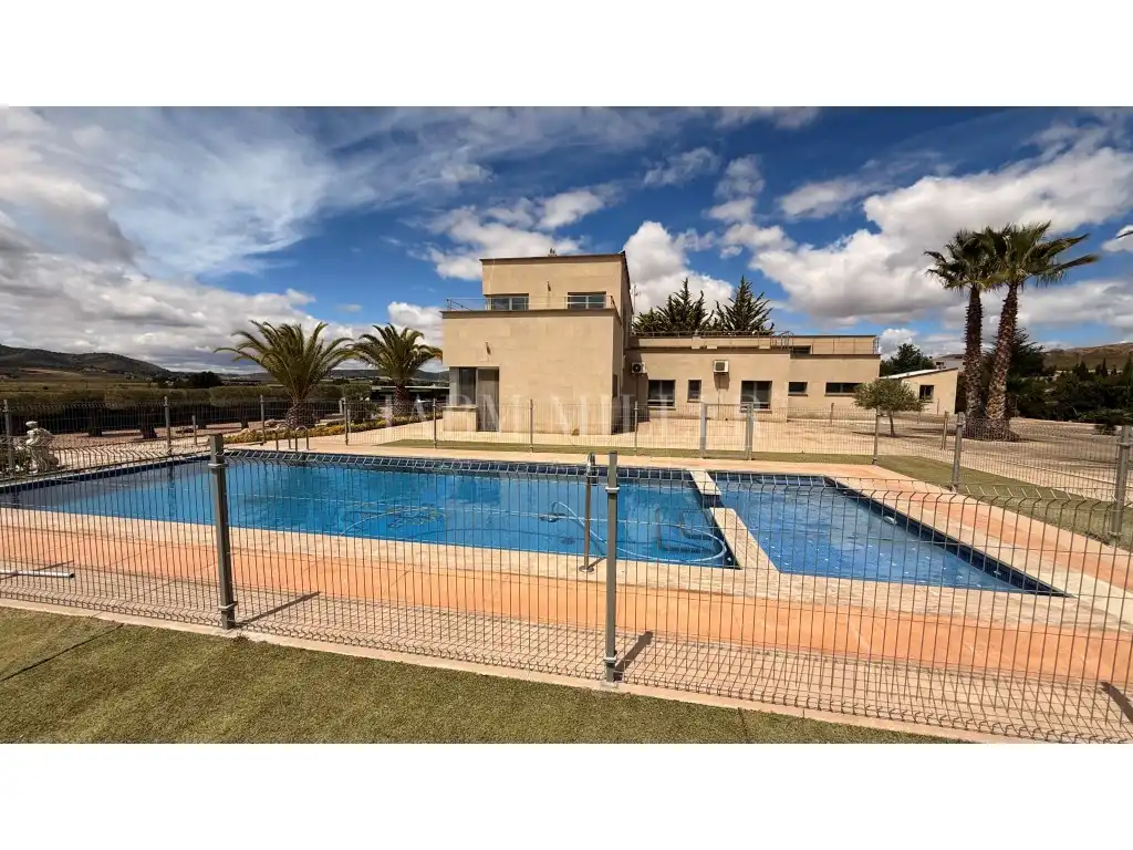Piscina de Casa o xalet en venda en Yecla amb Aire condicionat, Calefacció i Jardí privat