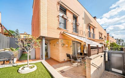 Vista exterior de Casa adosada en venda en Santa Perpètua de Mogoda amb Aire condicionat i Terrassa