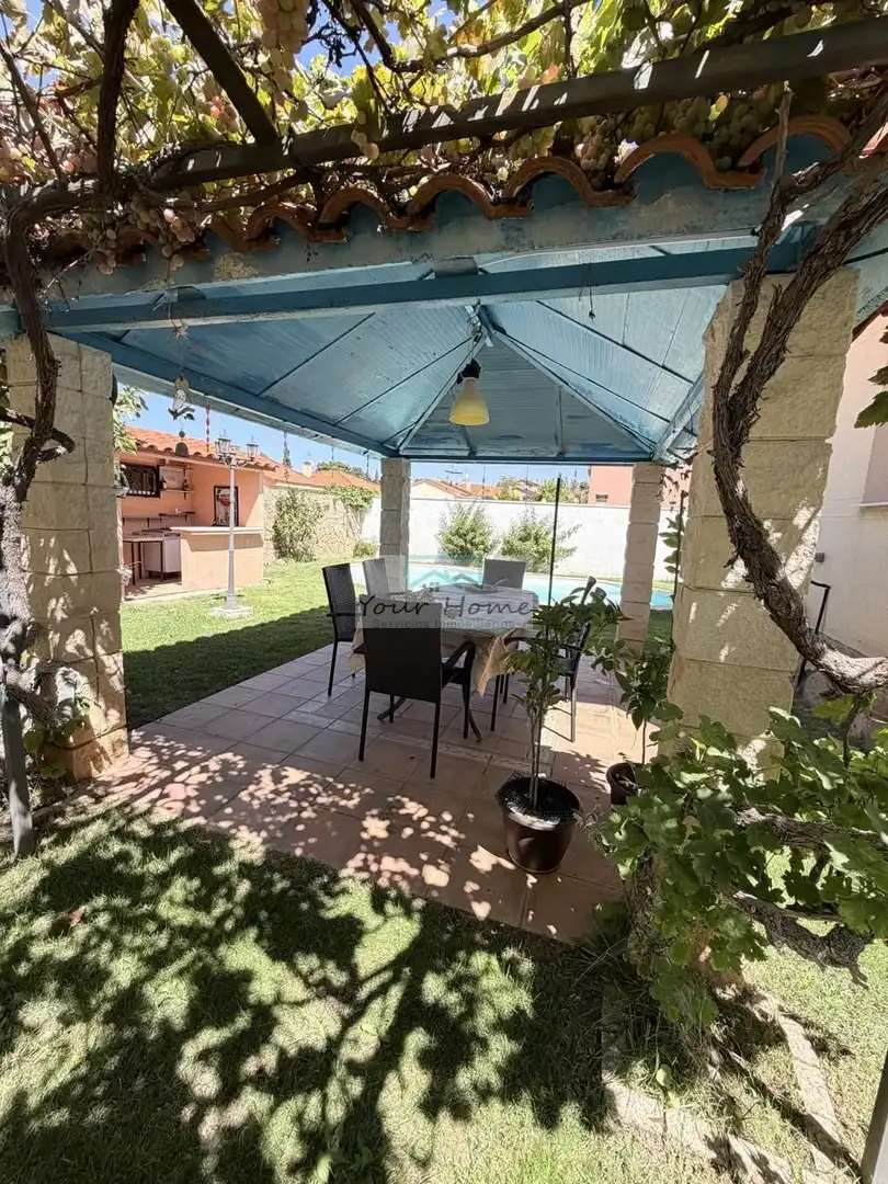 Casa amb piscina en venda a Calle de los Pinares, imagen 9