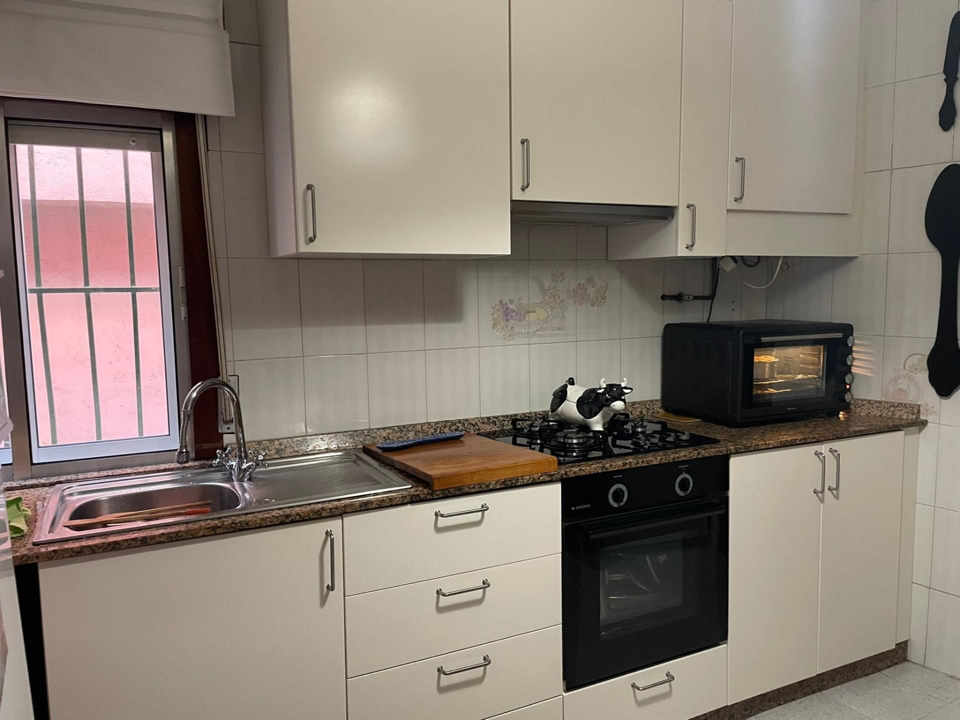 Cuina de Casa o xalet en venda en Vigo  amb Terrassa