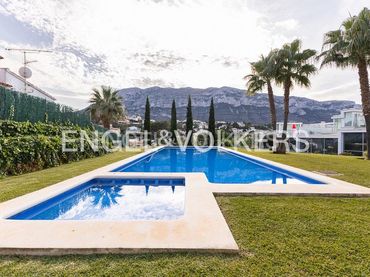 Maison mitoyenne avec piscine à vendre à Las Rotas / Les Rotes