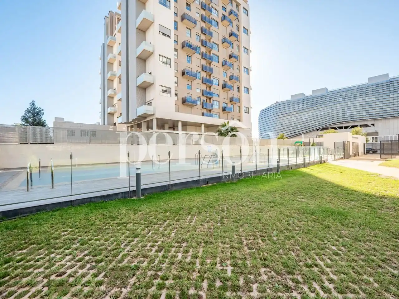 Außenansicht von Wohnung zum Verkauf in Valencia mit Klimaanlage, Terrasse und Schwimmbad