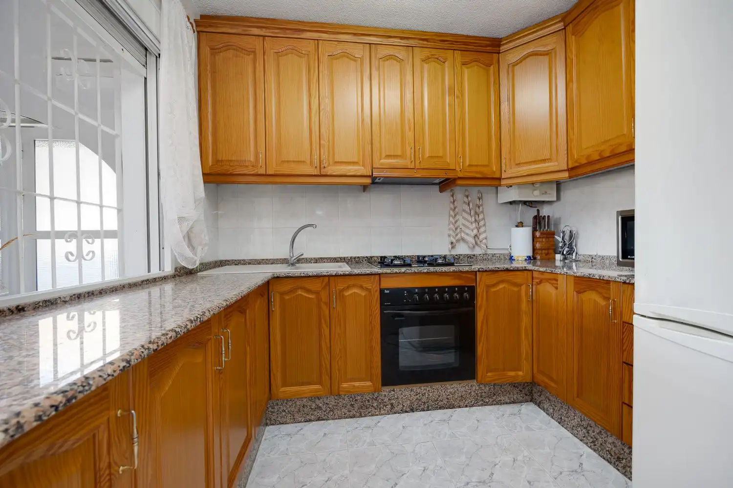Cocina de Casa adosada en venta en Torrevieja con Aire acondicionado, Calefacción y Jardín privado