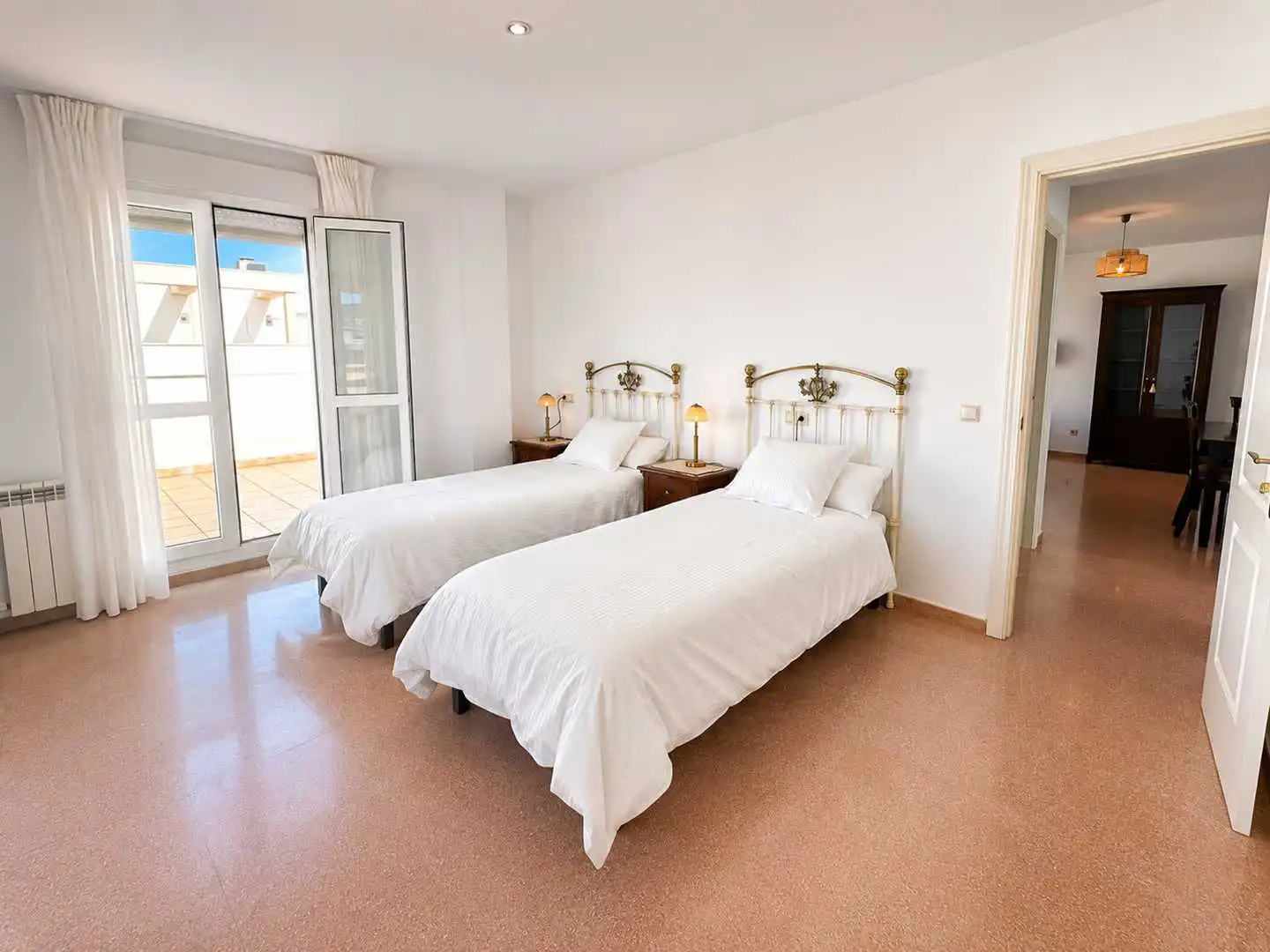 Schlafzimmer von Dachboden zur Miete in Manilva mit Klimaanlage, Terrasse und Möbliert