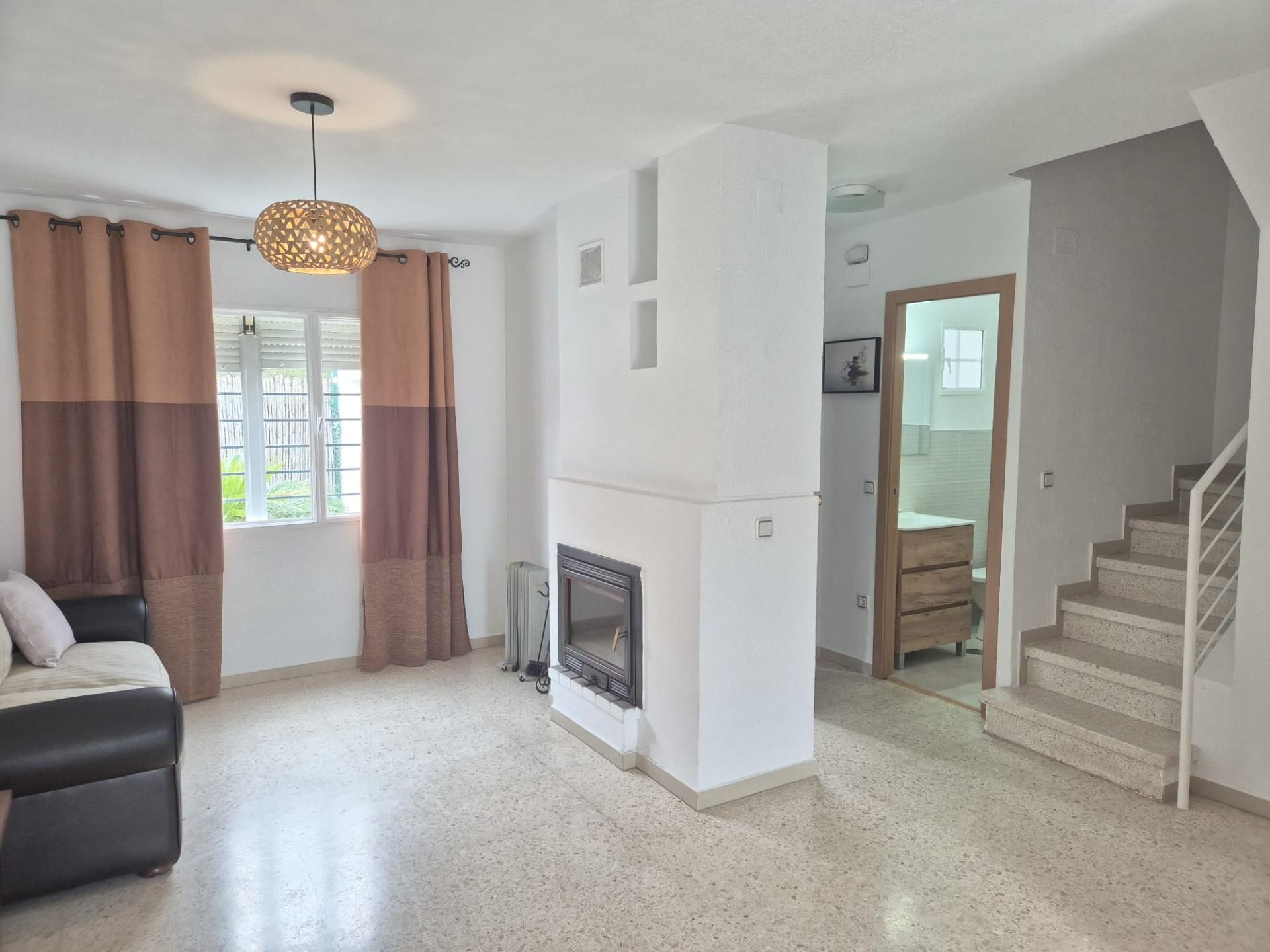 Casa adosada de alquiler en Dos Hermanas con Aire acondicionado, Jardín privado y Piscina comunitaria