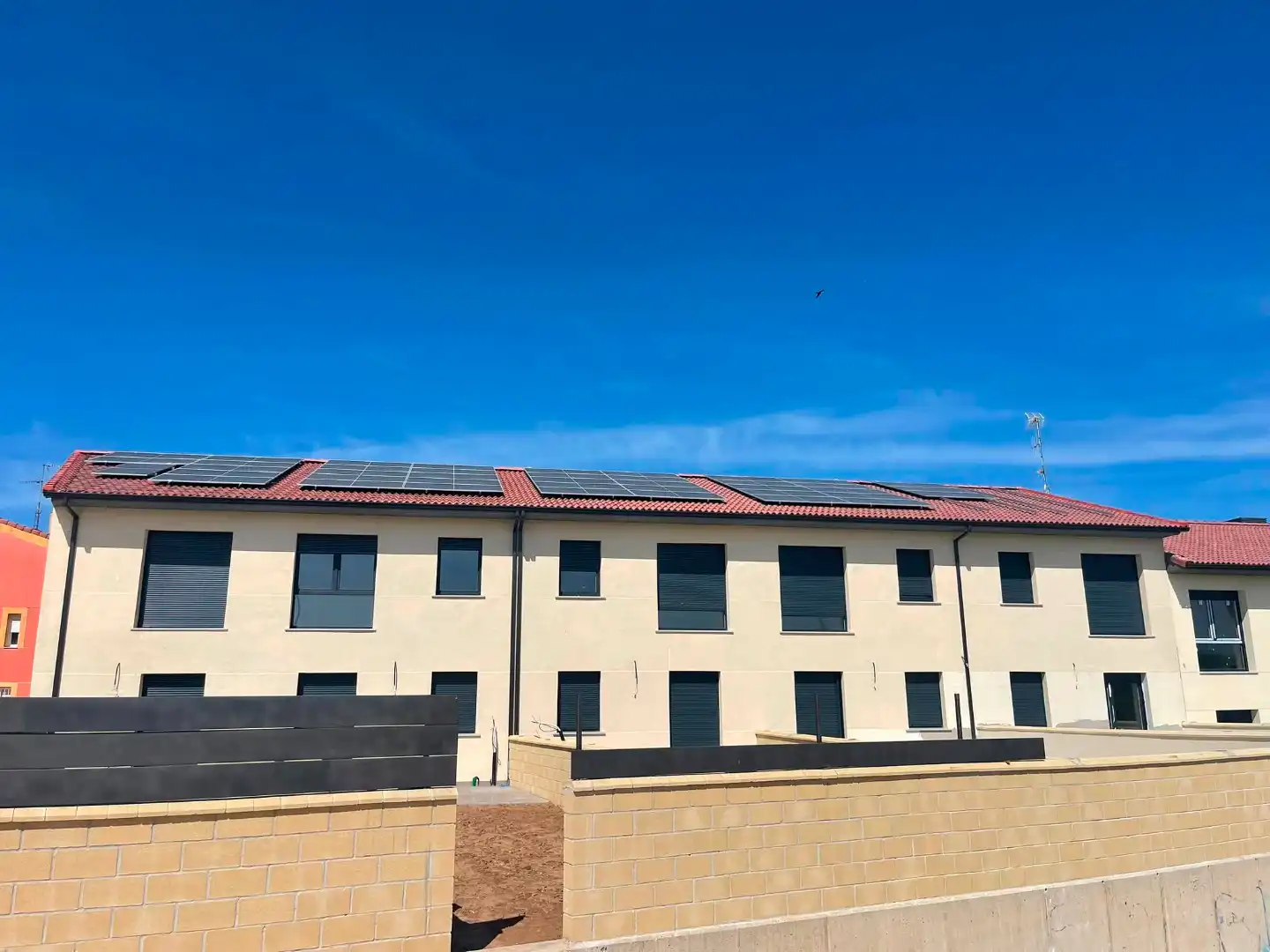 Vista exterior de Casa adosada en venda en Villagonzalo Pedernales amb Calefacció i Jardí privat