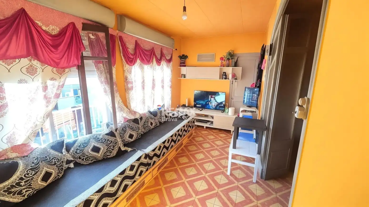 Sala d'estar de Casa o xalet en venda en Olot amb Calefacció, Jardí privat i Terrassa