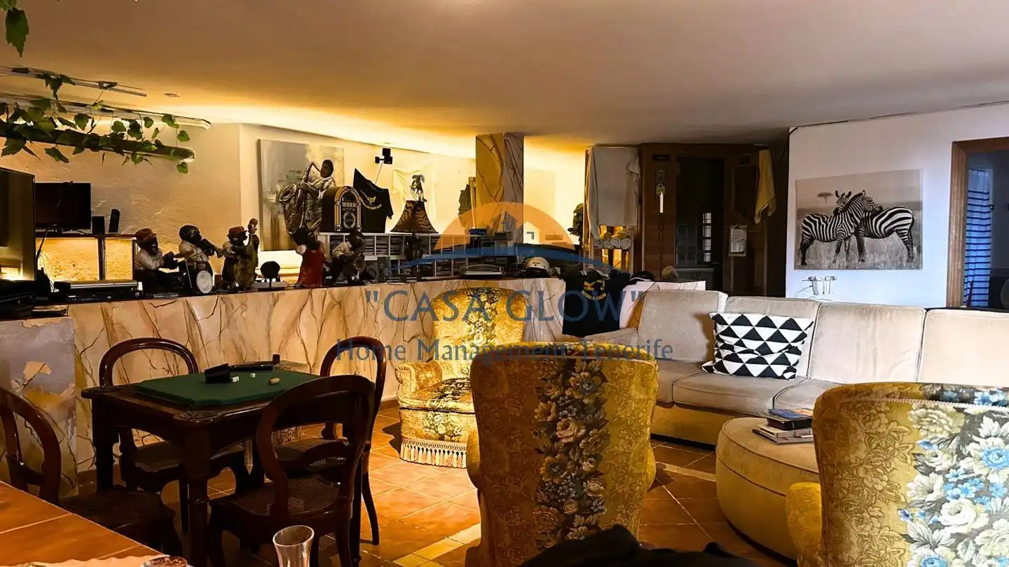 Wohnzimmer von Einfamilien-Reihenhaus zum Verkauf in Guía de Isora mit Klimaanlage, Heizung und Terrasse