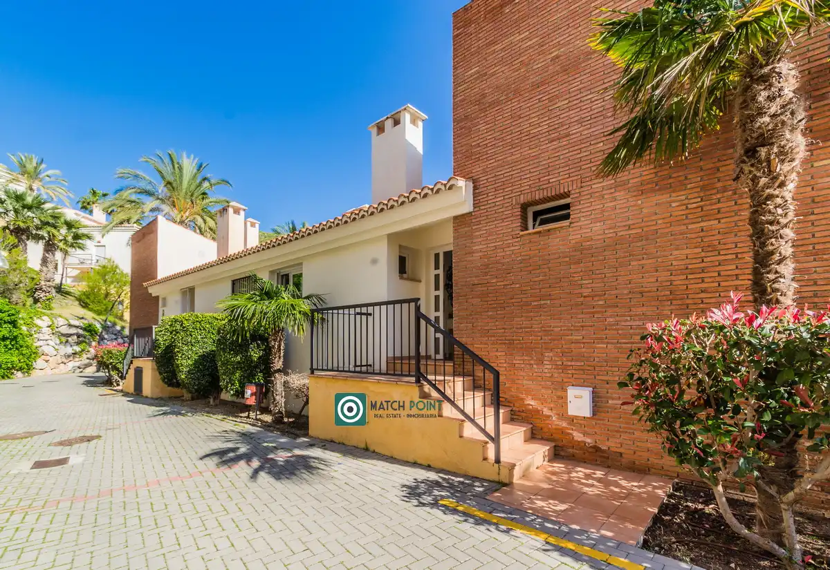 Vista exterior de Casa adosada en venda en Almuñécar amb Moblat
