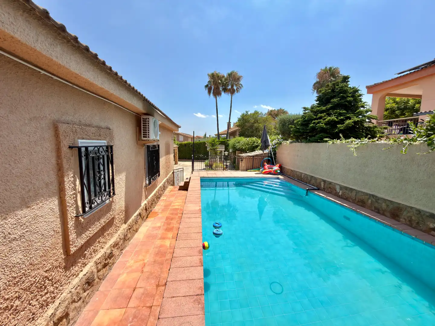 Piscina de Casa o xalet en venda en Chiva amb Aire condicionat, Jardí privat i Terrassa
