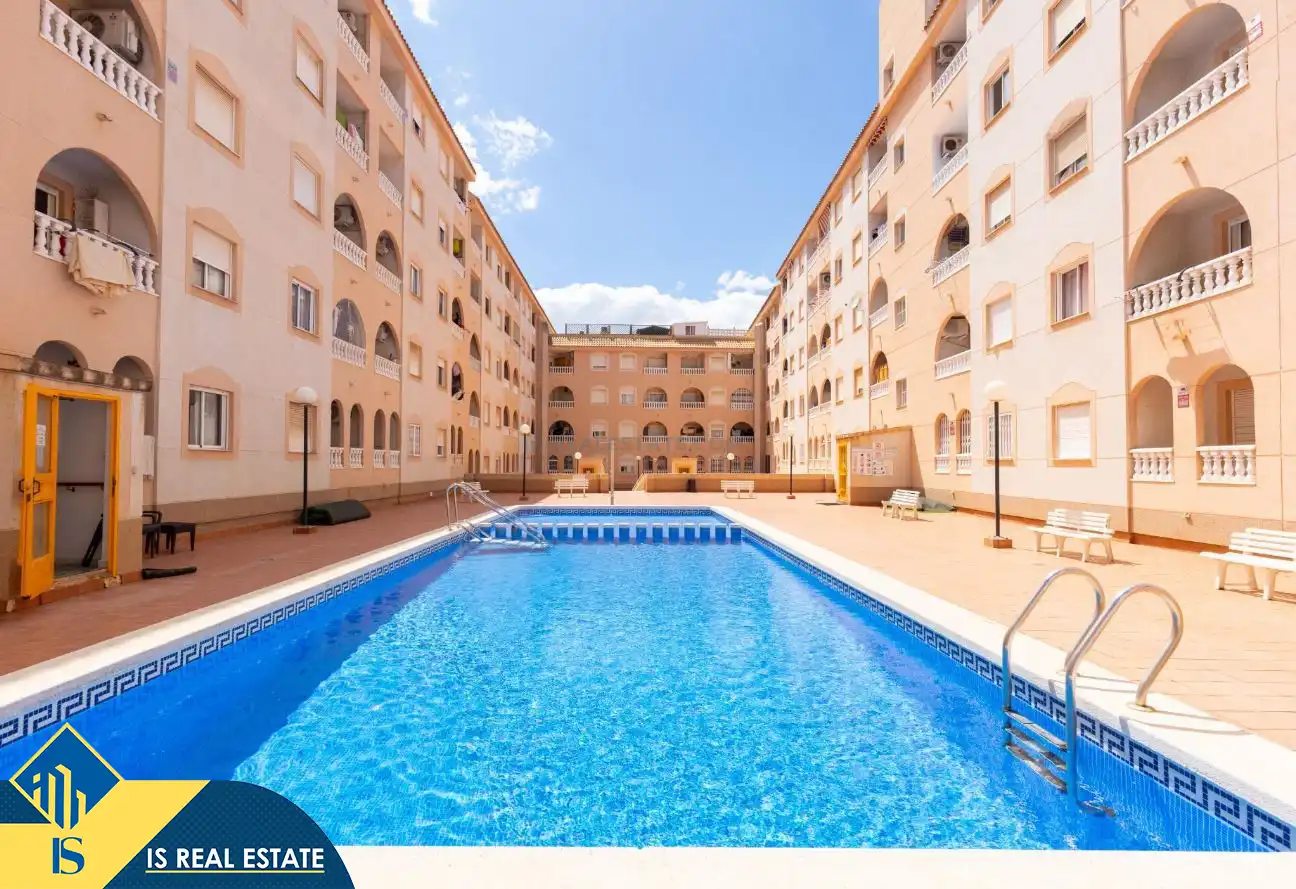 Piscina de Estudio en venta en Torrevieja con Calefacción, Terraza y Amueblado