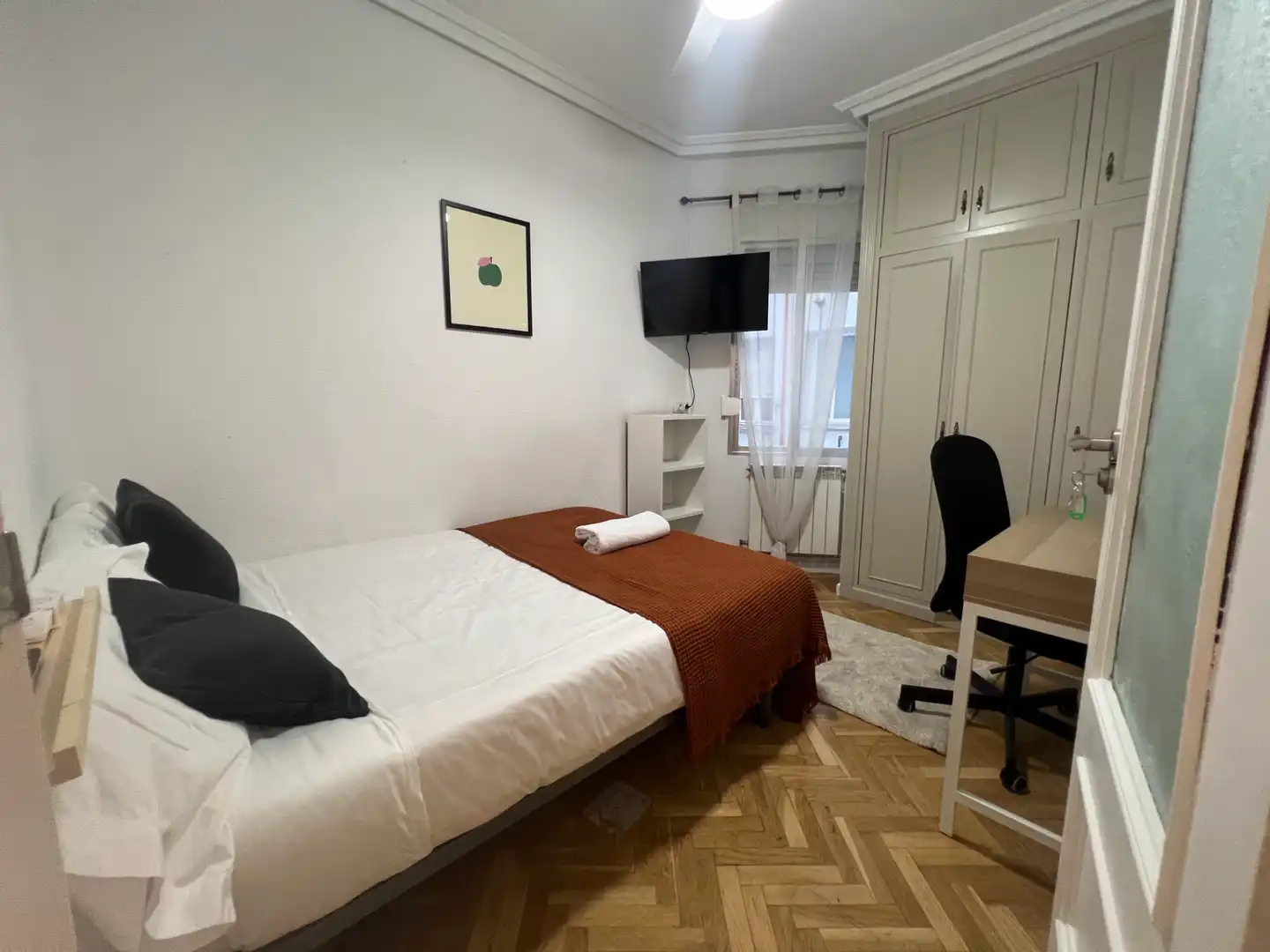 Dormitori de Pis de lloguer en Madrid amb Calefacció, Moblat i Rentadora