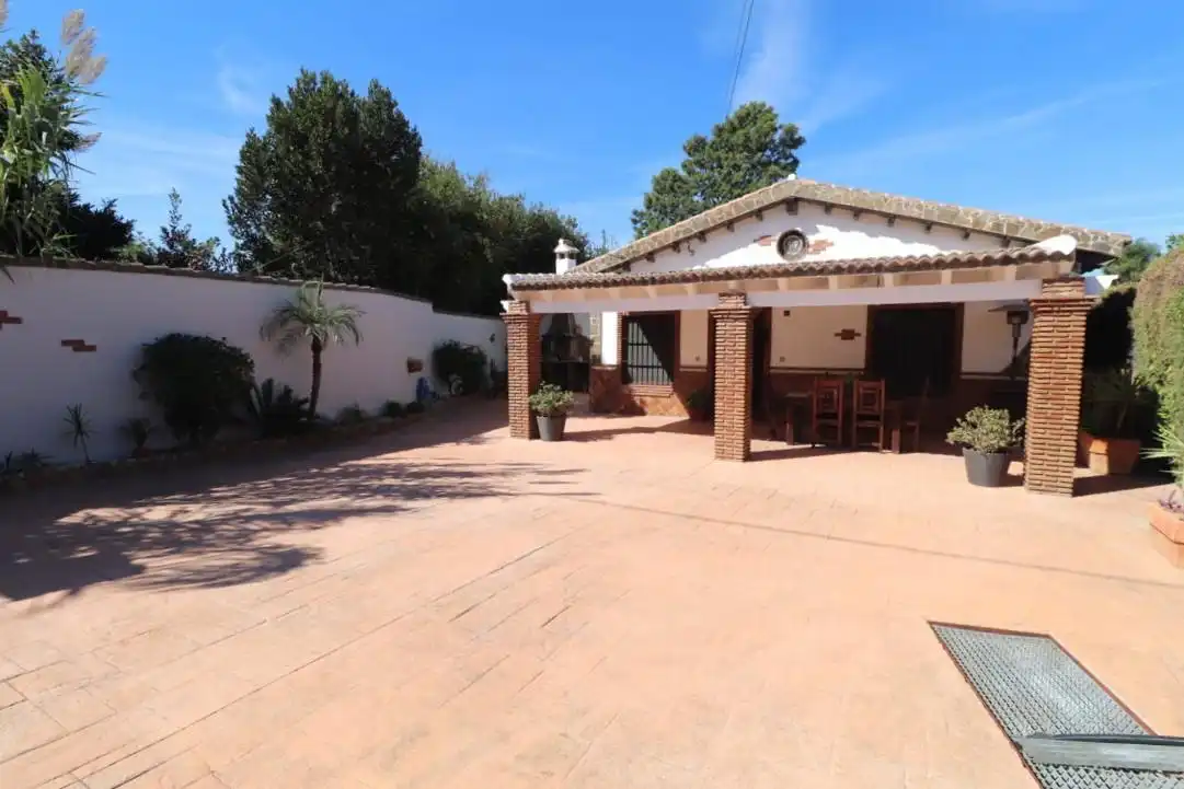 Vista exterior de Casa o chalet de alquiler en Alhaurín El Grande con Aire acondicionado, Jardín privado y Piscina