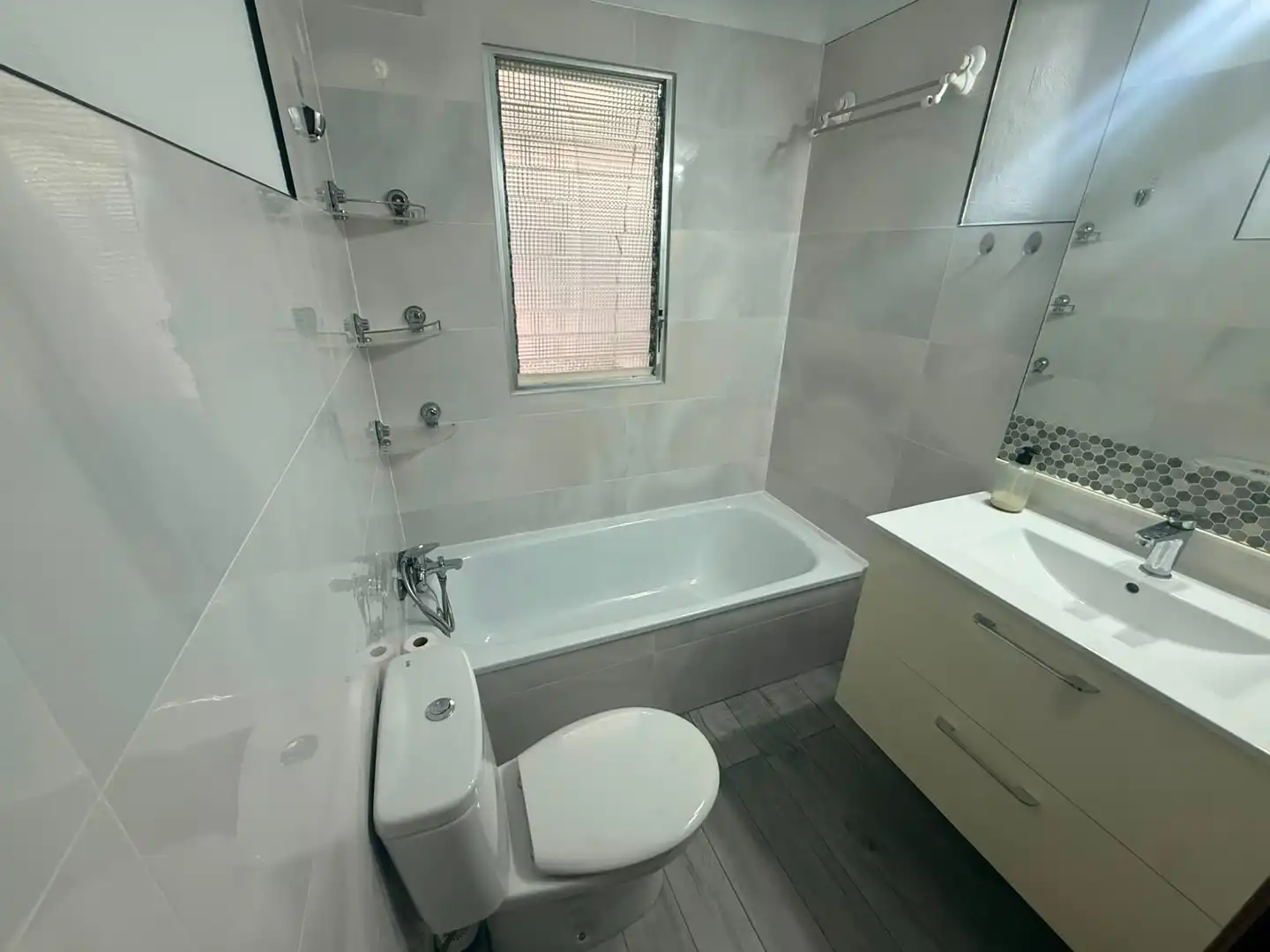 Badezimmer von Wohnung zur Miete in Alicante / Alacant mit Möbliert, Ofen und Waschmaschine