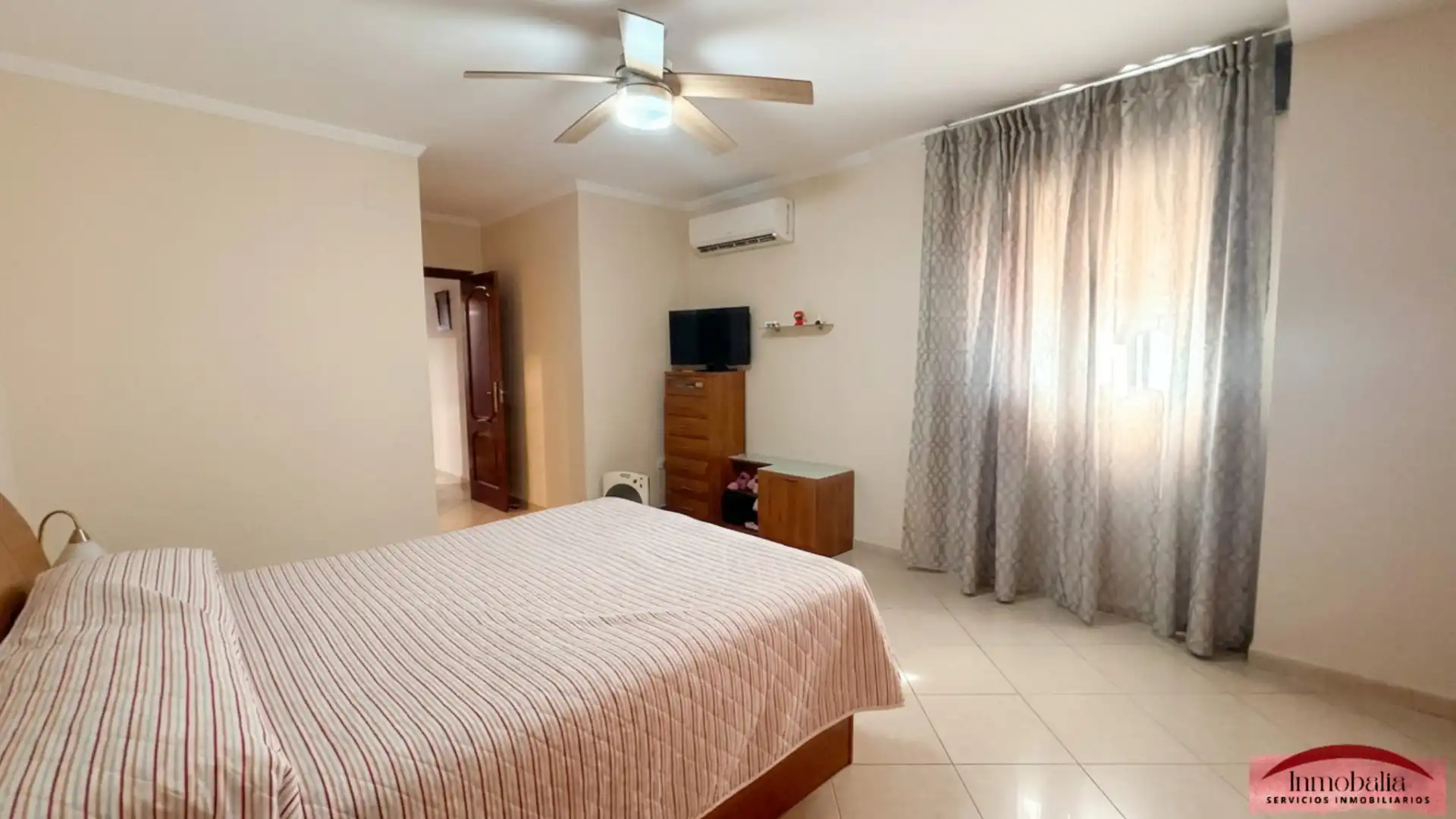 Habitación de Casa adosada en venta en Sevilla con Aire acondicionado y Balcón