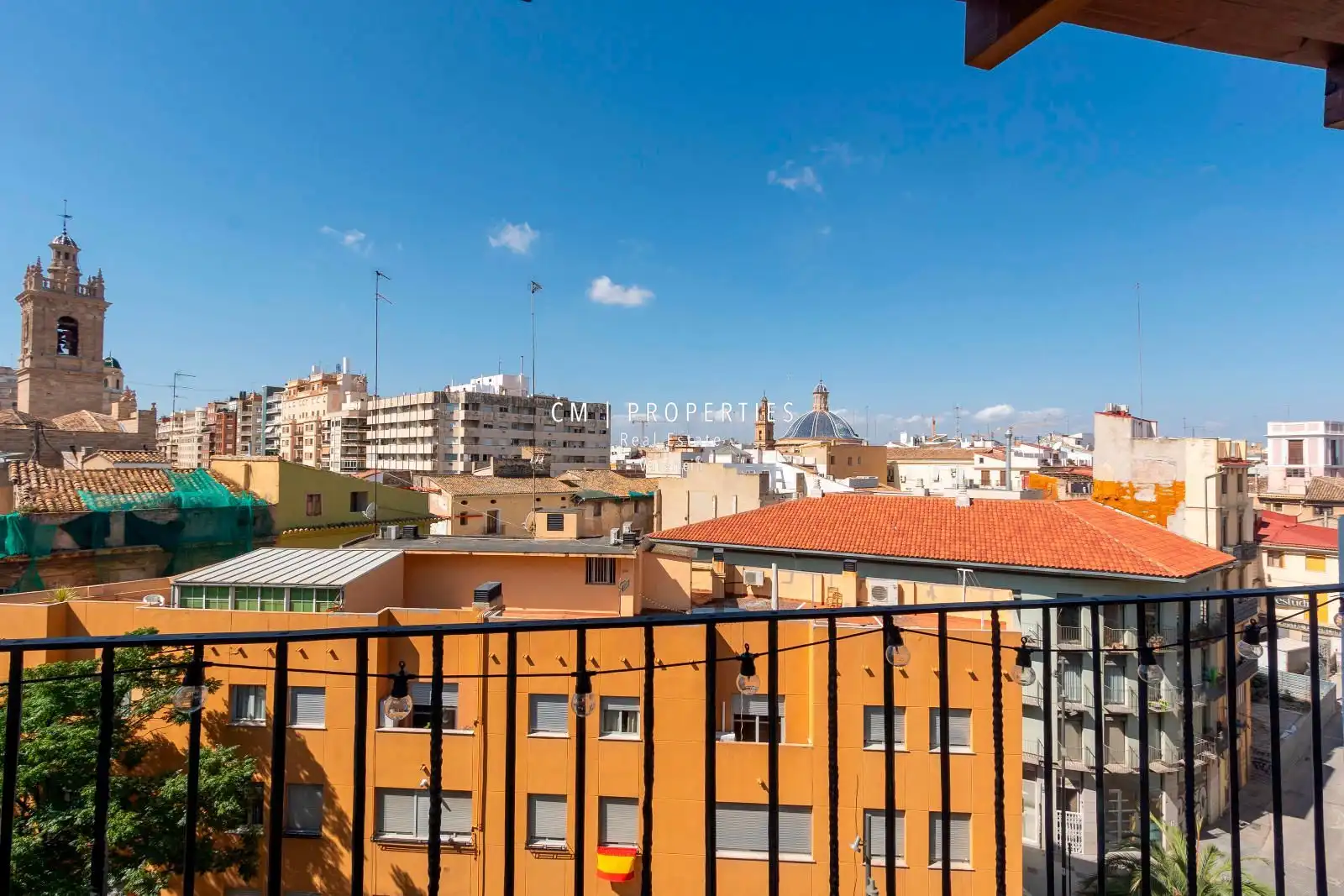 Àtic de lloguer a en Colom, El Mercat