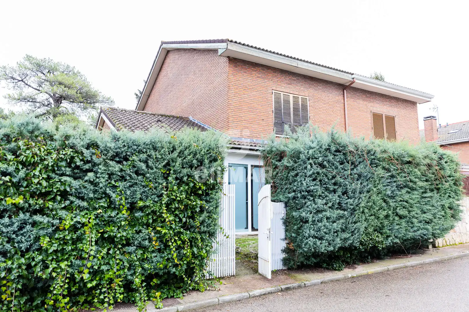 Vista exterior de Casa adosada en venta en Becerril de la Sierra con Calefacción, Jardín privado y Piscina