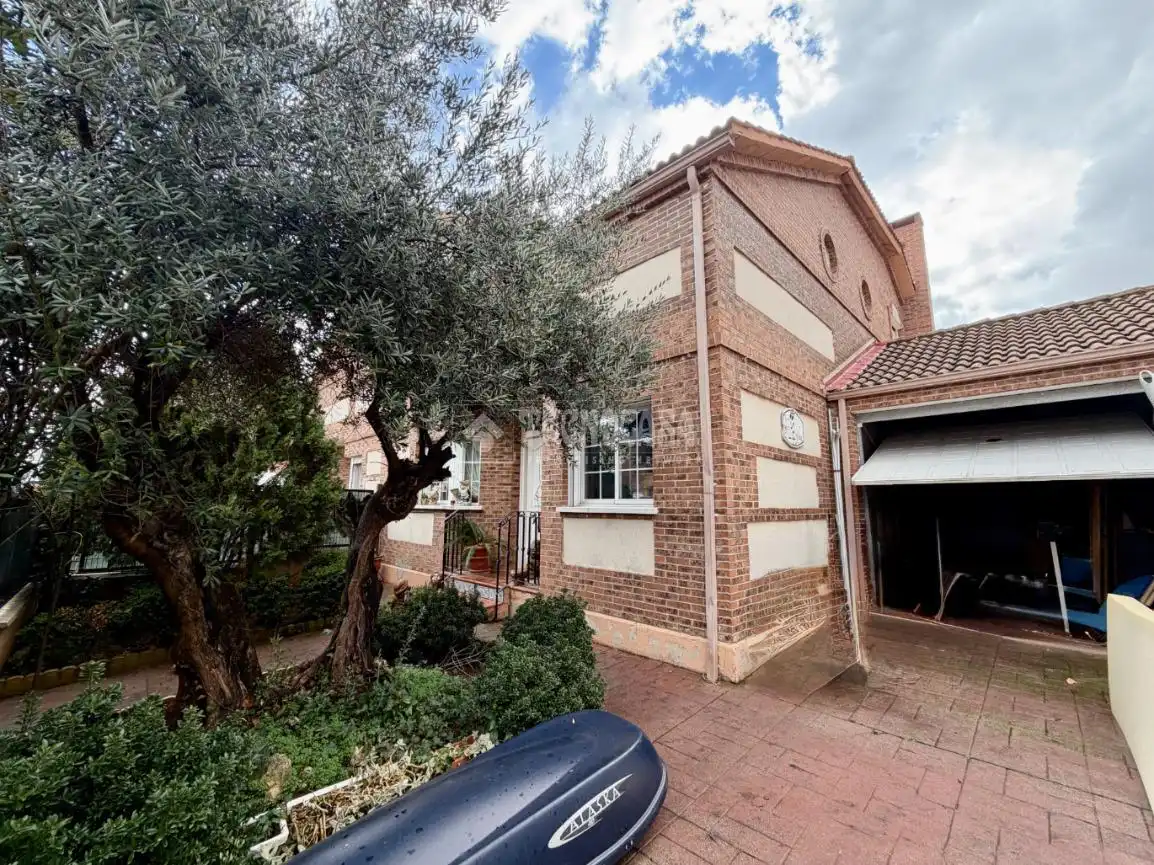 Casa adosada en venta en Villanueva de la Torre